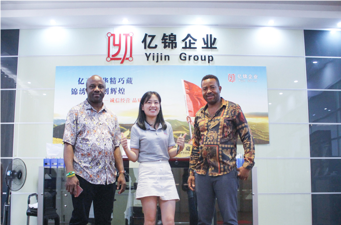 印度膜結構車棚案例與客戶合影